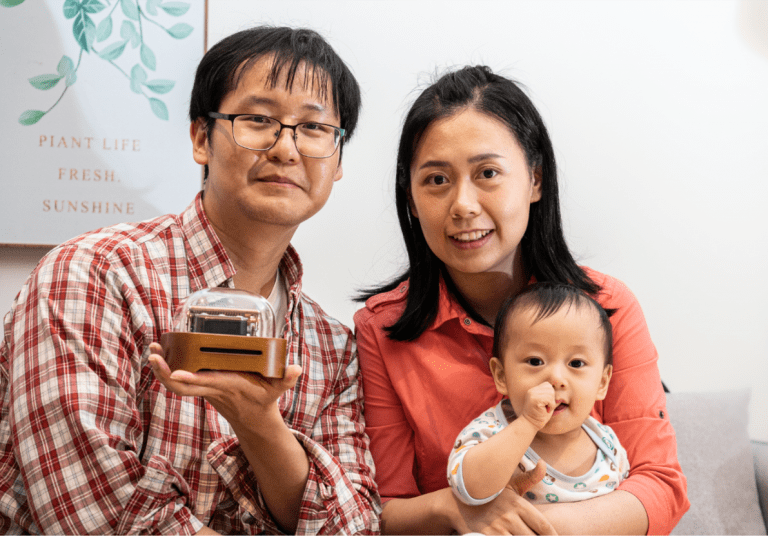 The founders (Dr. Feng and Dr. Tsai) of programmable music box Muro Box and their son, with the product Muro Box N20 in Dr. Feng's hand.