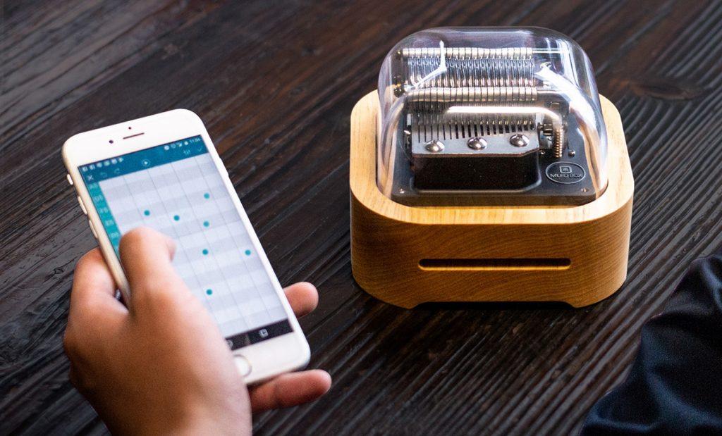 Muro Box スマートオルゴール — スマホアプリでプレイリストが制御できる機械式オルゴール