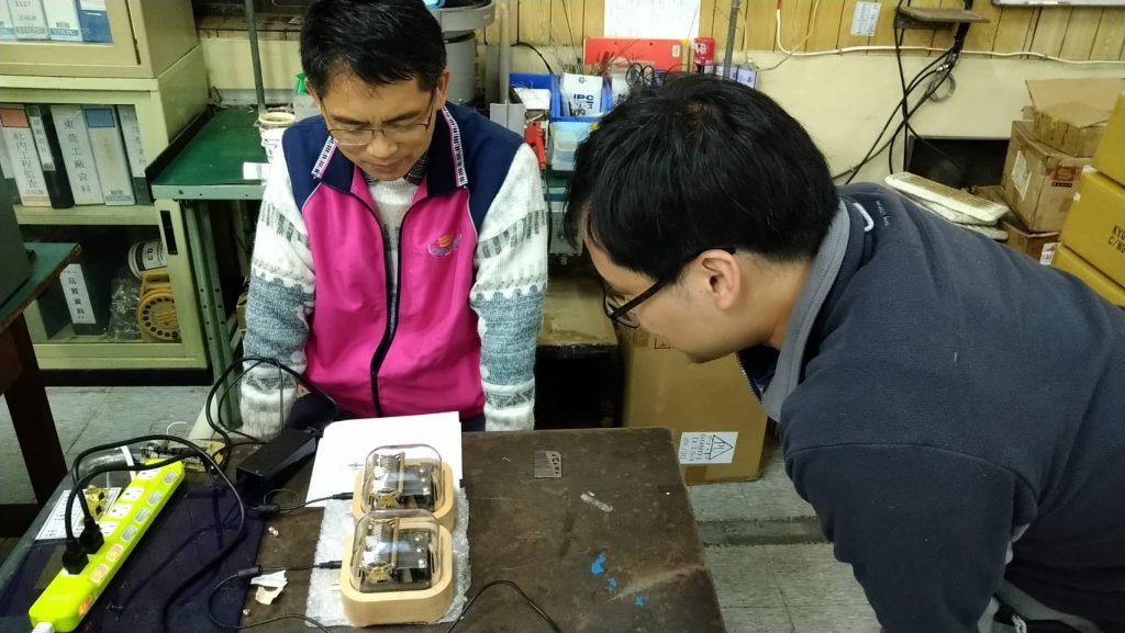 協櫻的張廠長與智慧音樂盒Muro Box創辦人一起觀察樣品機的壓力測試結果