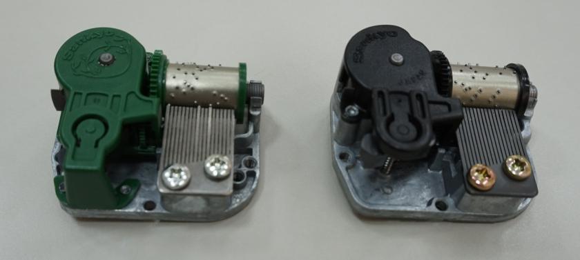 協櫻改良（左）和日本原廠設計（右）的音樂盒機芯
