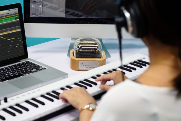 Music arranger helps you create customized melodies to play on your programmable music box Muro Box.