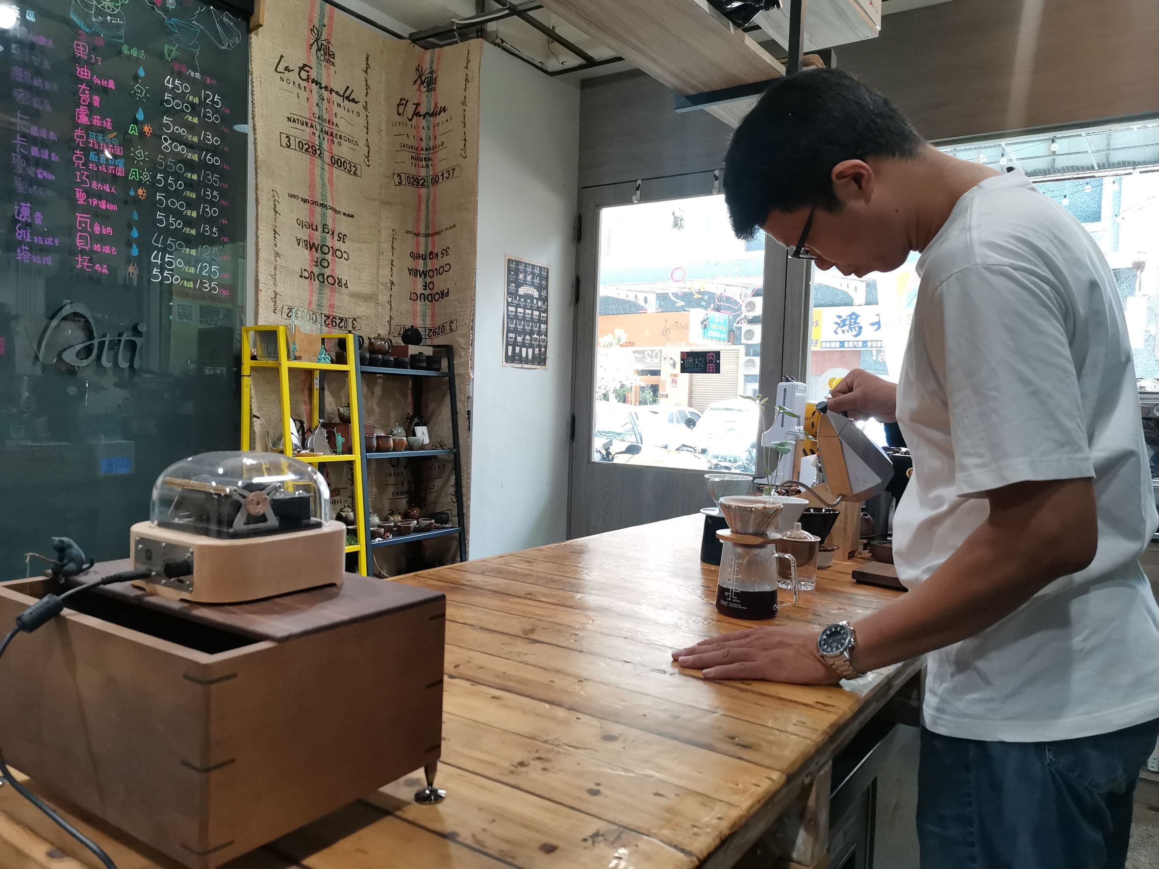 The smart music box Muro Box and the Atti coffee shop owner Lin Jianhao at work.