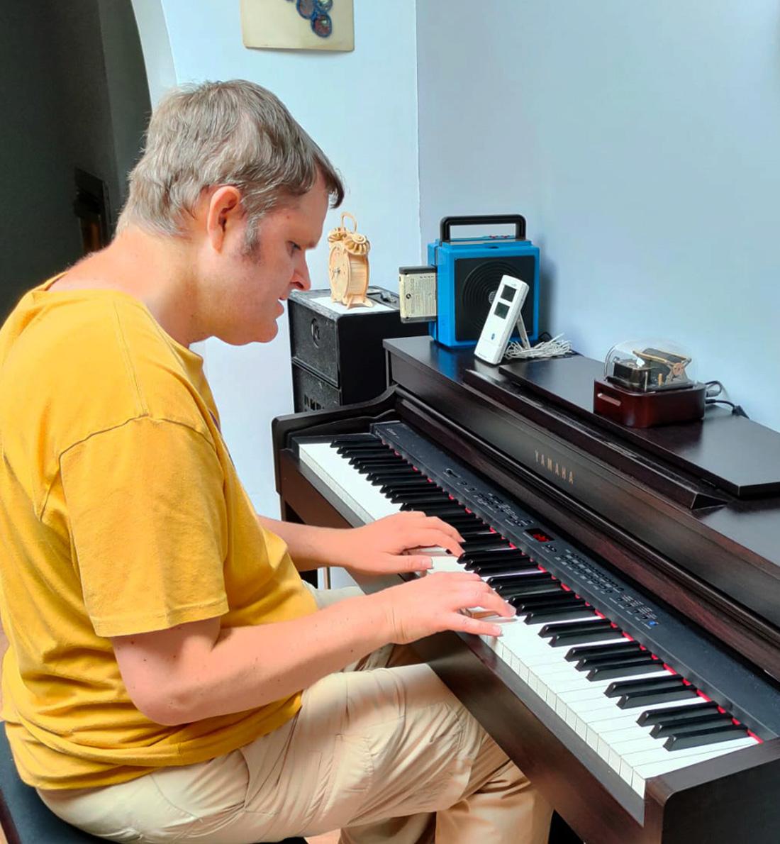 Geert playing piano with Muro Box on top of the piano