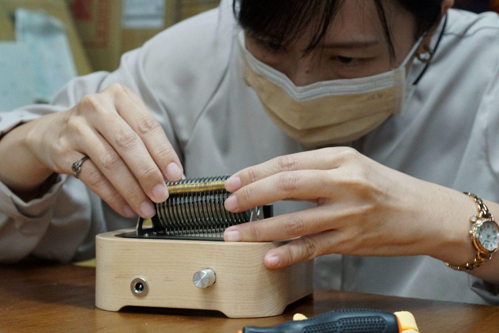 音樂盒組裝課同學專注的看著未完成的音樂盒