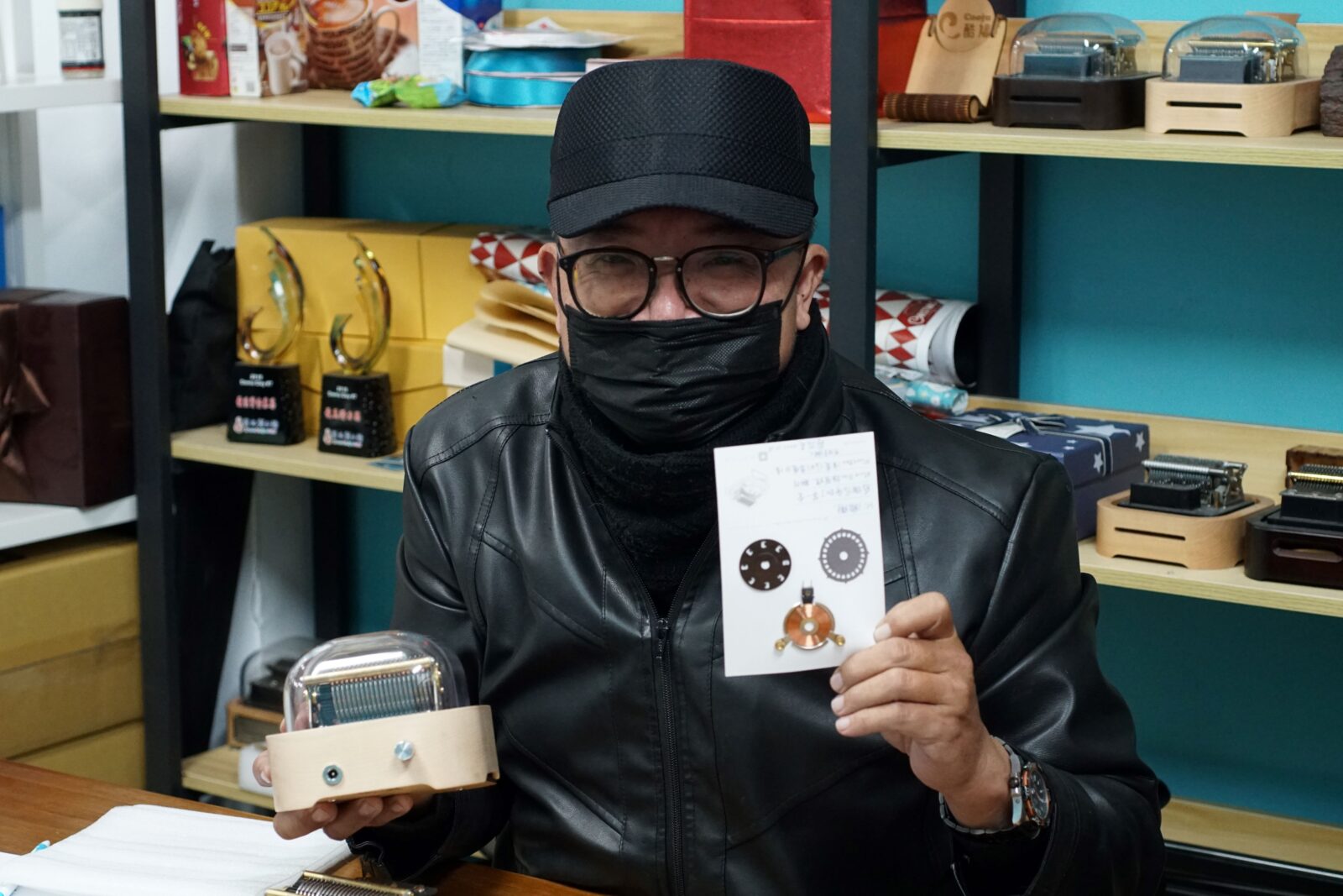 音樂盒組裝課學員快樂地拿著成品拍照