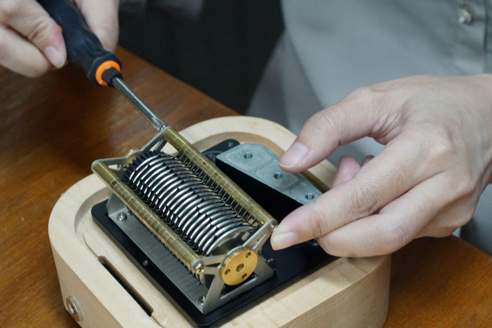 音樂盒組裝課的同學專注的擰螺絲