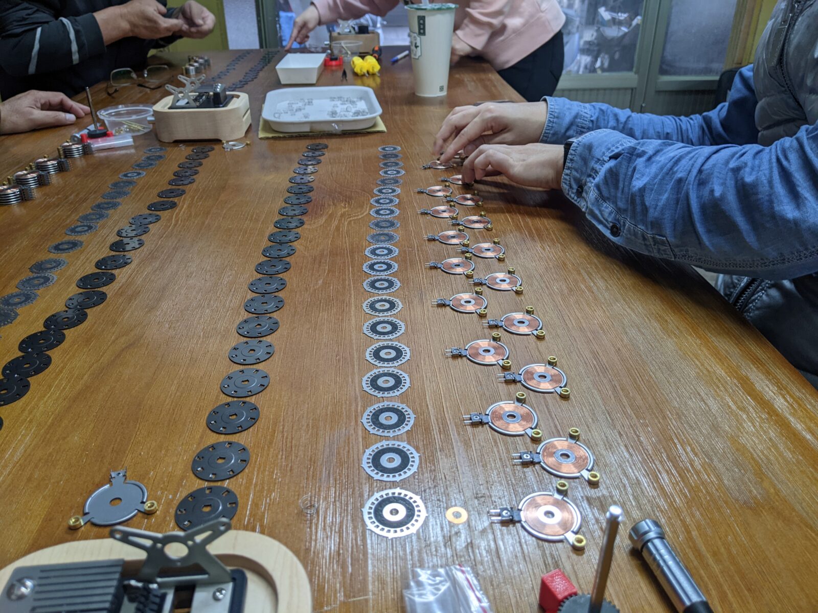 音樂盒組裝課的零件在桌面展開