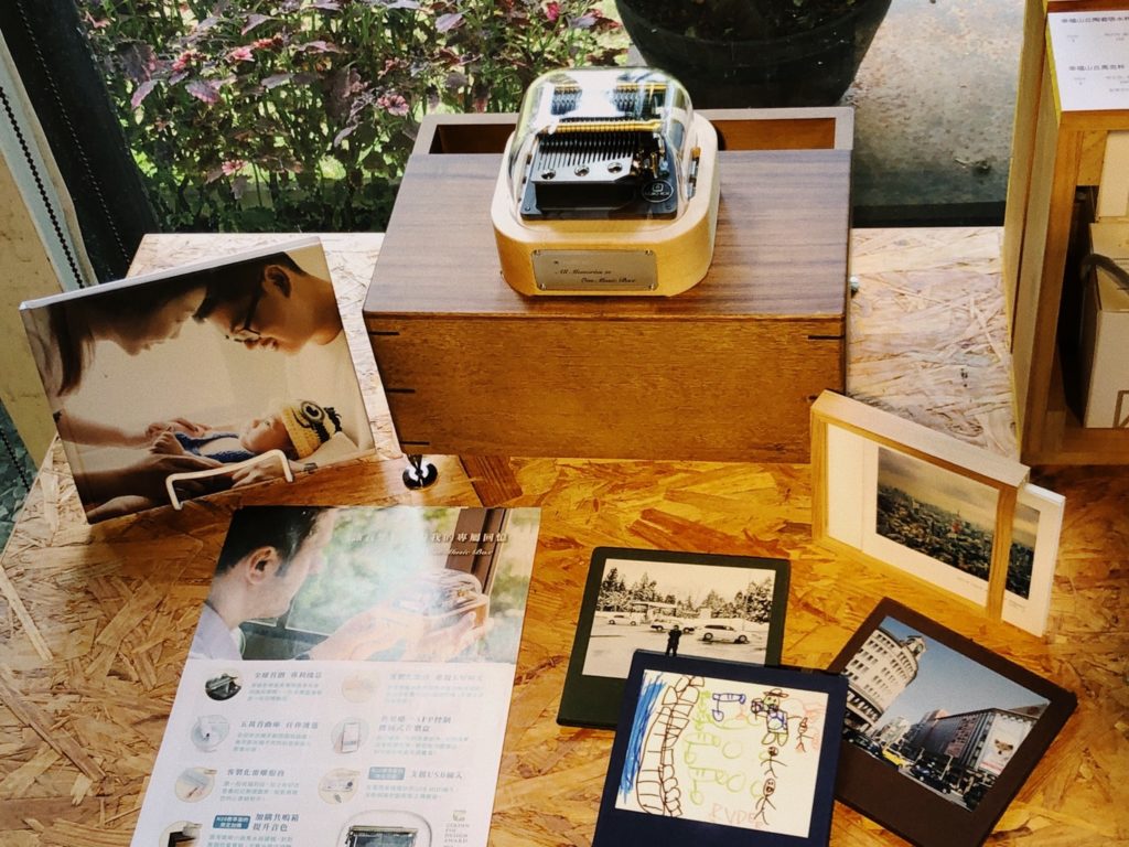 Muro Box-N20 Standard: The First App-Controlled and programmable Music Box in the World In the Happy Hill Store in Jia-Yi city, the Muro Box-N20 is waiting for you to come to enjoy beautiful photos and wonderful music box melodies that recall your precious memories!