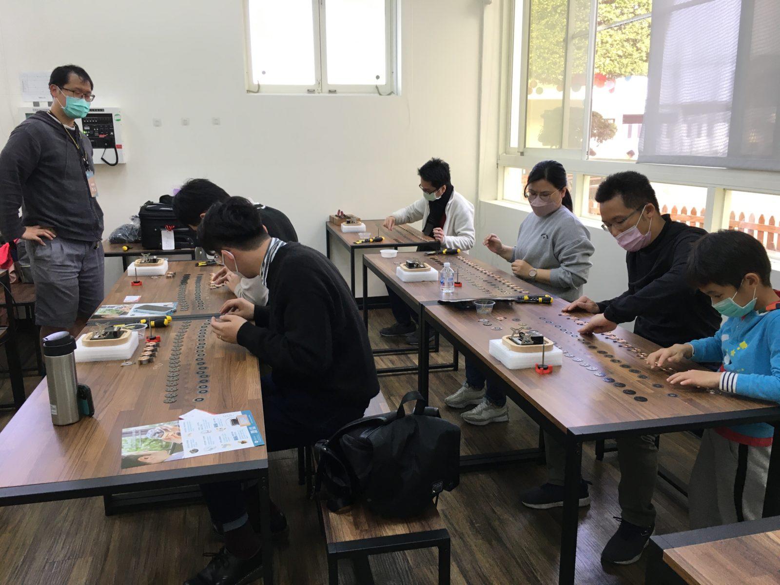 在台中協櫻的音樂盒組裝會，大家專心的將零件一個個拚湊出音樂盒的樣子