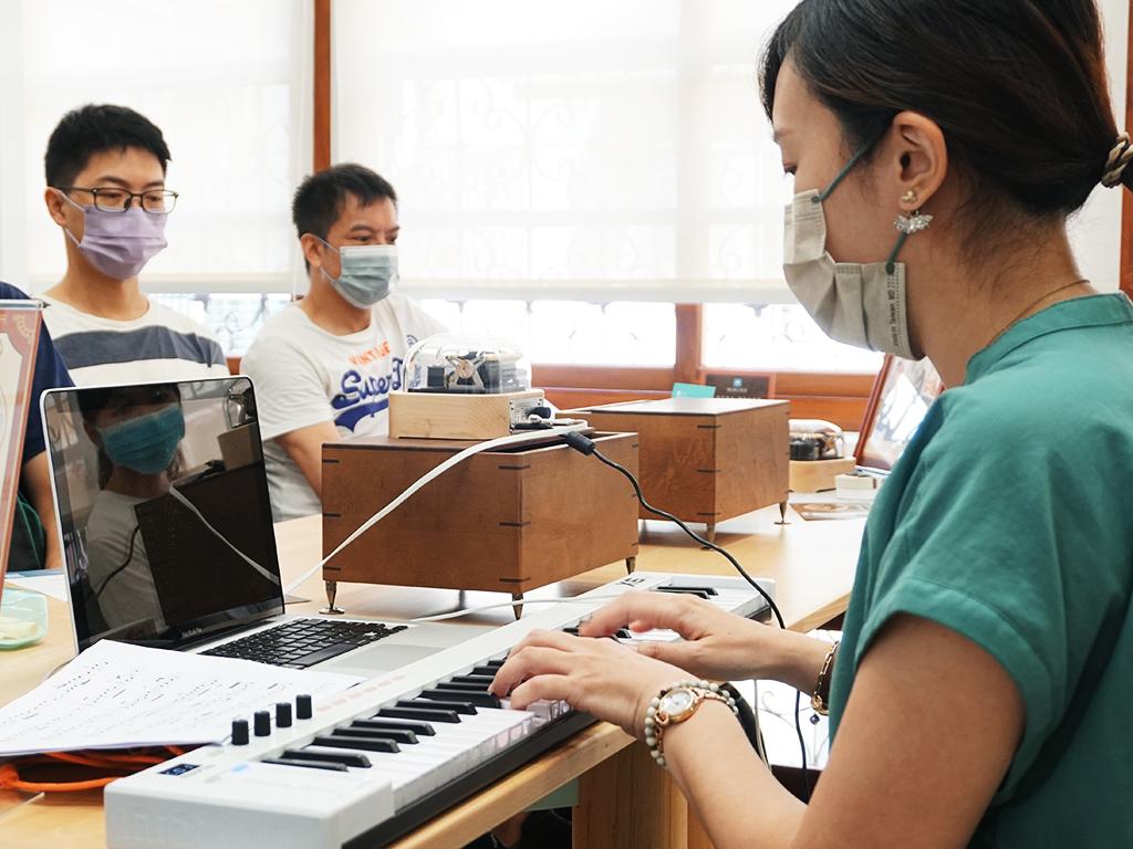 _網誌照片初選_老師彈奏
