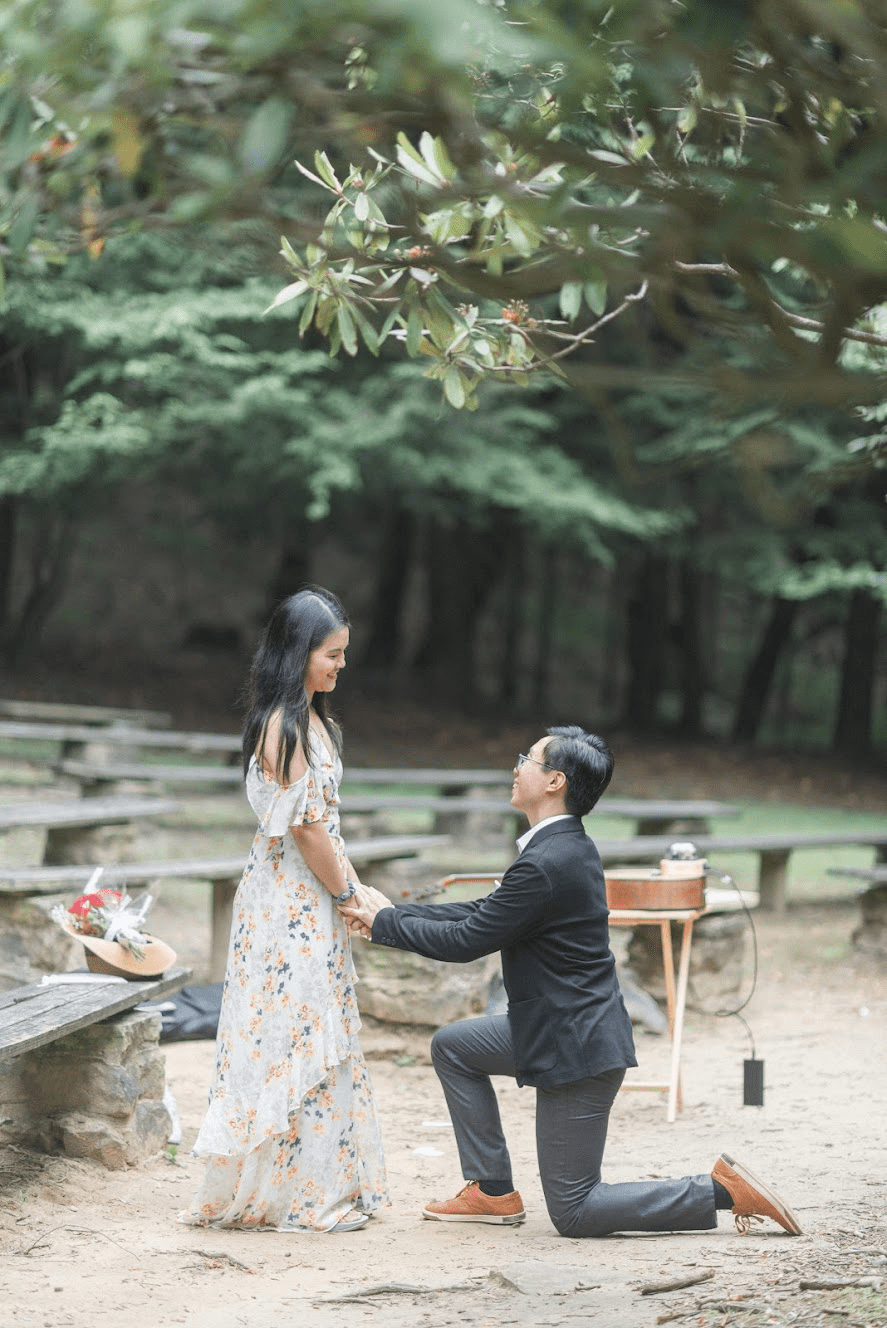 Daniel W. from Singapore prepared a heartfelt proposal surprise in the forest: using a Muro Box-N20 to accompany his singing the proposal song live, creating a touching moment for her. The music box was placed on the guitar because its resonating body allowed the music to be amplified, ensuring that the open forest surroundings could clearly hear the melody.