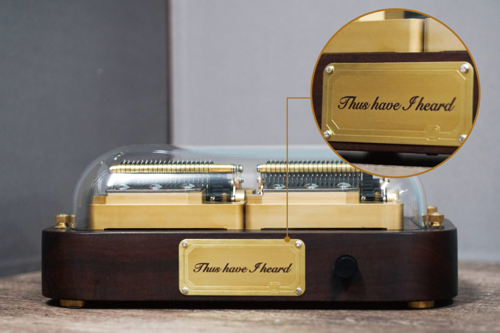 The nameplate paired with the N40 Sublime music box is made of brass. Engraving on brass requires more steps compared to a typical nameplate, but the finished product maintains a consistent overall tone, showcasing the luxurious blend of brass and acacia wood.