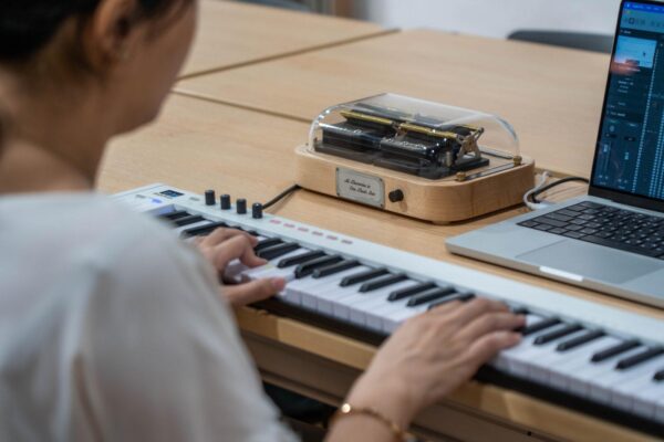 智慧音樂盒Muro Box-N40標準版在編曲師彈奏MIDI鍵盤時同步演奏