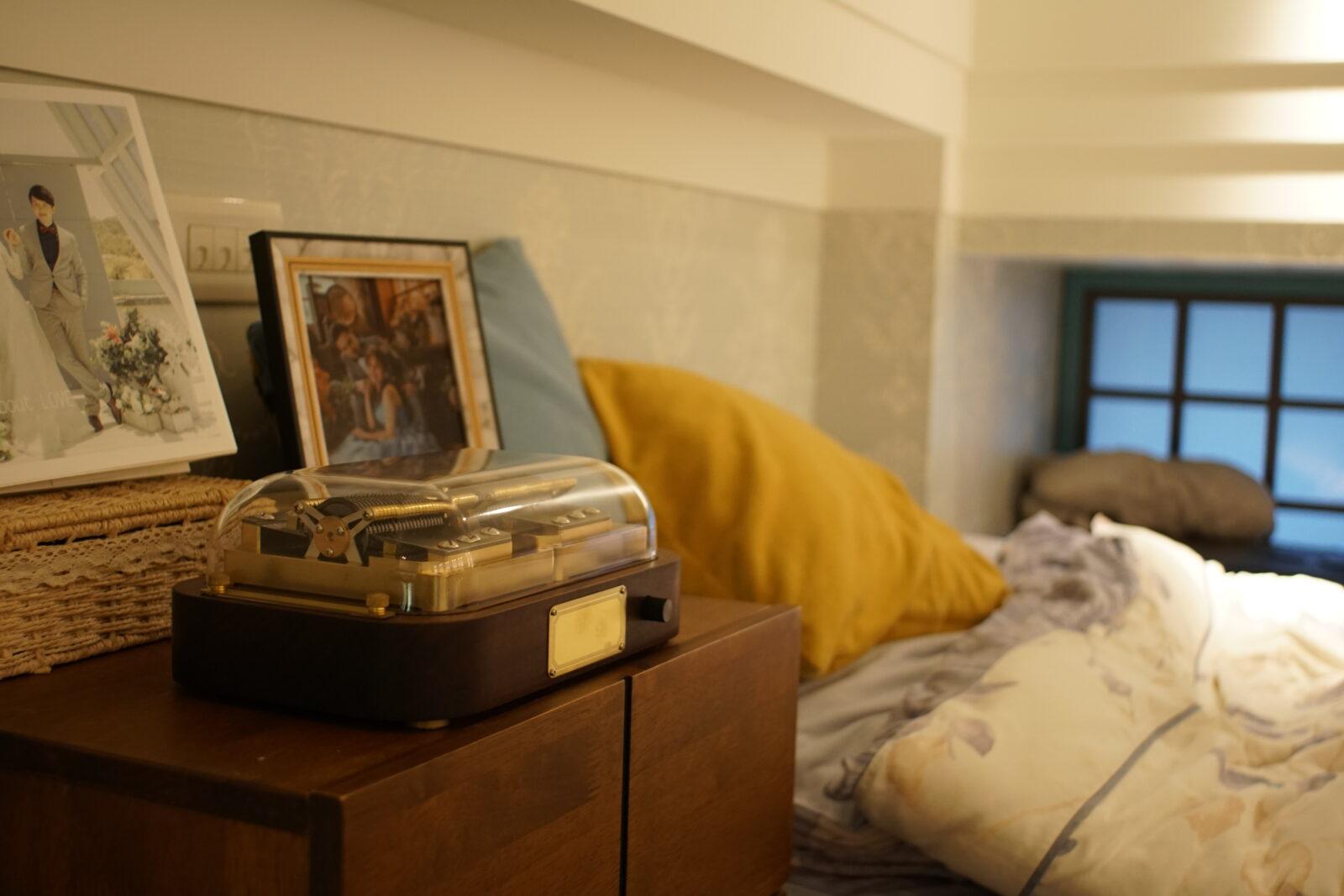 The Muro Box exclusive app allows you to easily set multiple playlists to play at different times, bringing the music box into your daily life and adding extra joy to your routine.