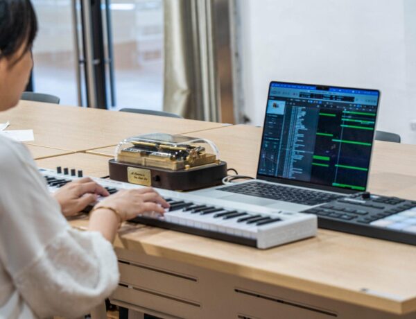 Muro Box 全系列皆提供客製化編曲服務，由專業編曲師將您指定的歌曲及段落製作為適合音樂盒演奏的編曲。目前圖中的音樂盒是Muro Box-N40穆風版。