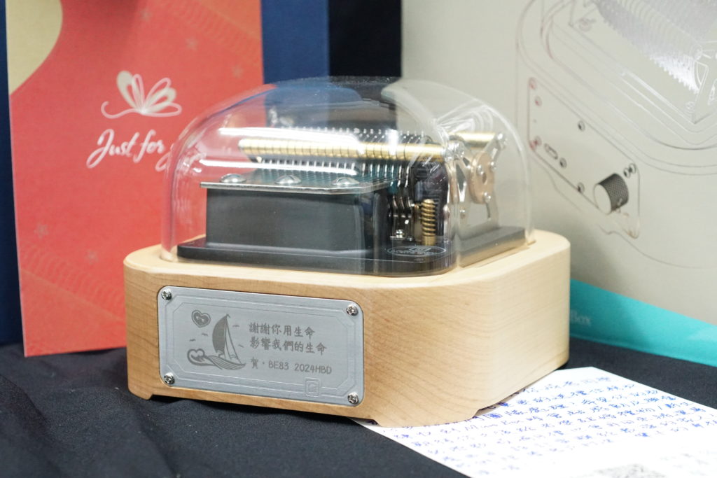 Muro Box-N20智慧音樂盒客戶用 Muro Box表達對教練的感謝，運用客製化歌曲及銘版，創造送禮的感動回憶。