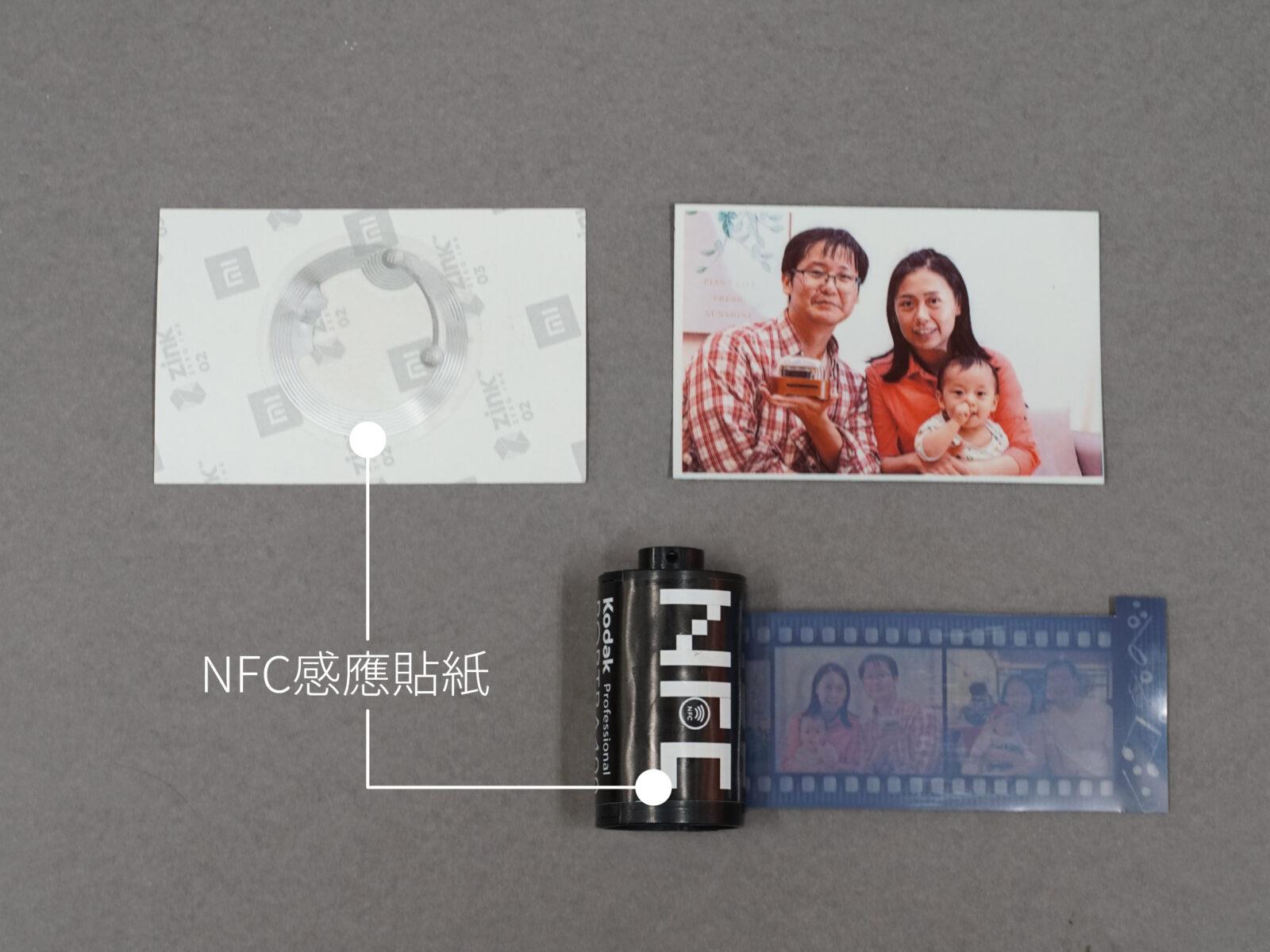 回憶小物可自行設計/選購，只要有一面大小可平整貼上NFC感應貼紙，就能將此面放在音樂盒的木盒上方感應，啟動演奏此貼紙指定的特殊歌曲/歌單。