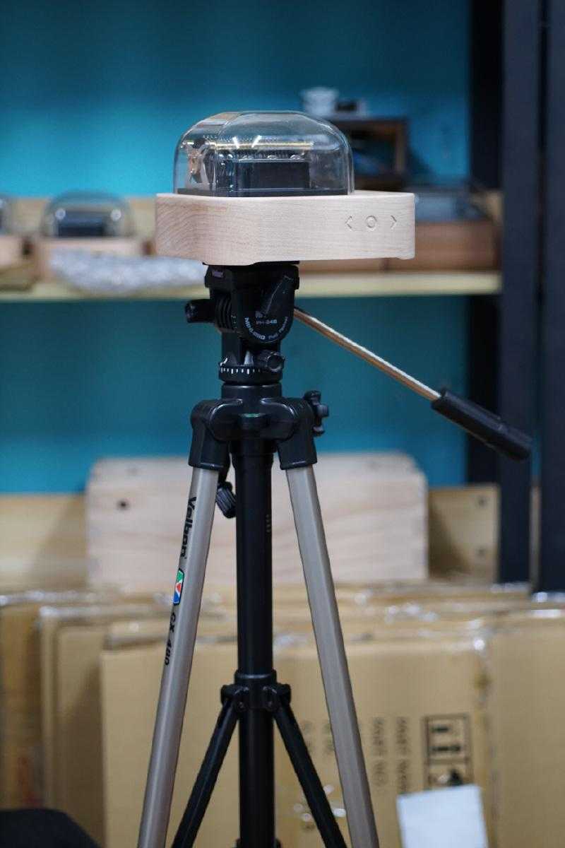 N20 Lite Go智慧音樂盒使用1/4"螺母，可以與現有的攝影腳架系統直接結合。