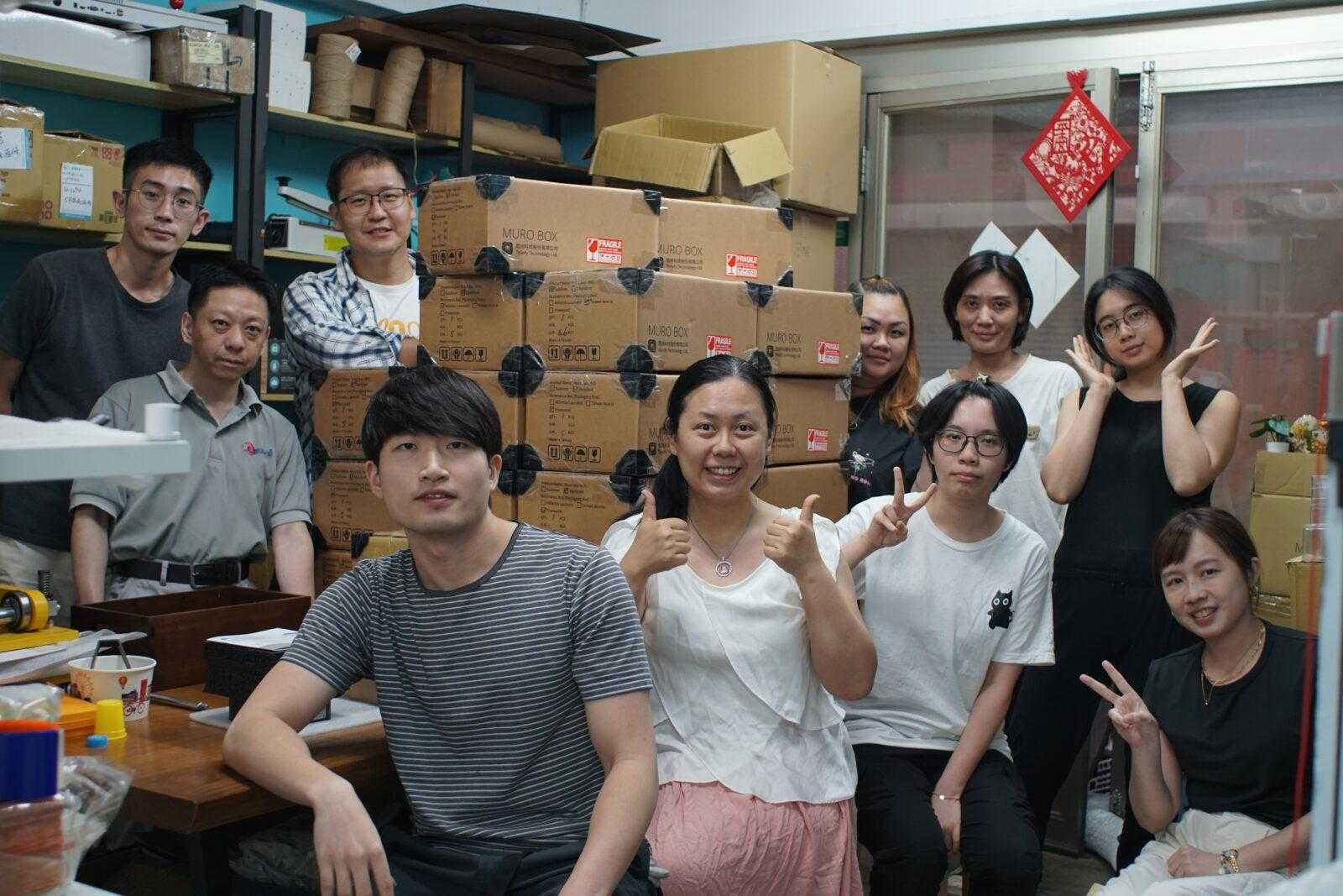這張團隊大合照是2025/5/16 拍攝的，當時我們在慶祝終於可以正式出貨一批N40音樂盒給日本Green Funding群募客戶
