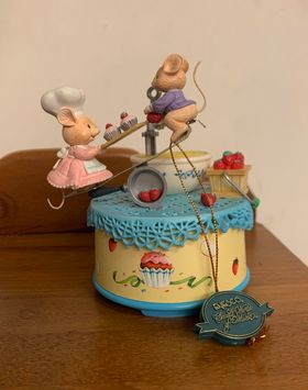 1992 年 Enesco《Baking You Happy》復古音樂盒，三隻老鼠角色動態演出，附原廠盒裝。