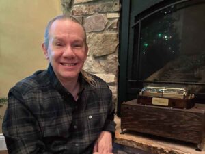 Brandon Parkhurst 拍攝他買的Muro Box-N40 Sublime music box與雞翅木共鳴箱於美國家中的壁爐前。