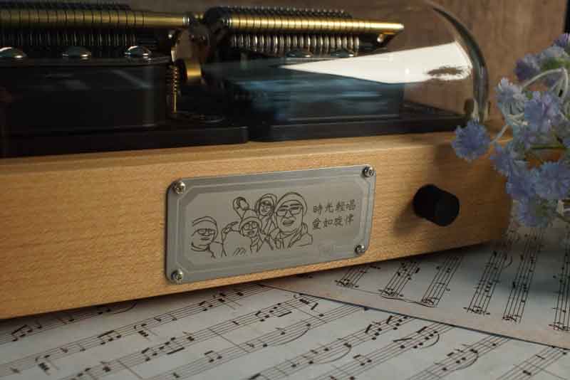 Frank chose to purchase the Muro Box-N40 Standard Edition music box as a birthday gift for his wife. He customized it with a laser engraving of a cherished photo from their family ski trip to Hokkaido, along with the heartfelt message: “Time sings softly, love flows like melody (時光輕唱、愛如旋律).”