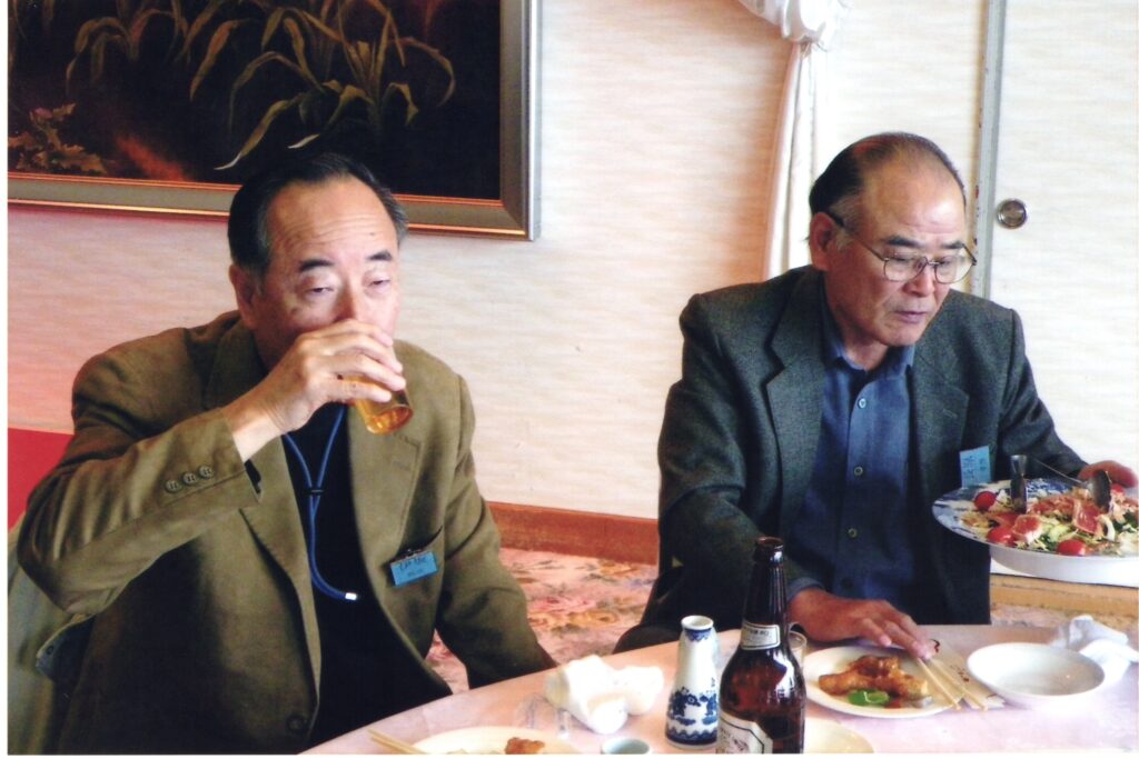 照片攝於2008年日電產三協音樂盒聯誼會，左手邊是3S音樂鈴機芯的設計人伊坂明彥