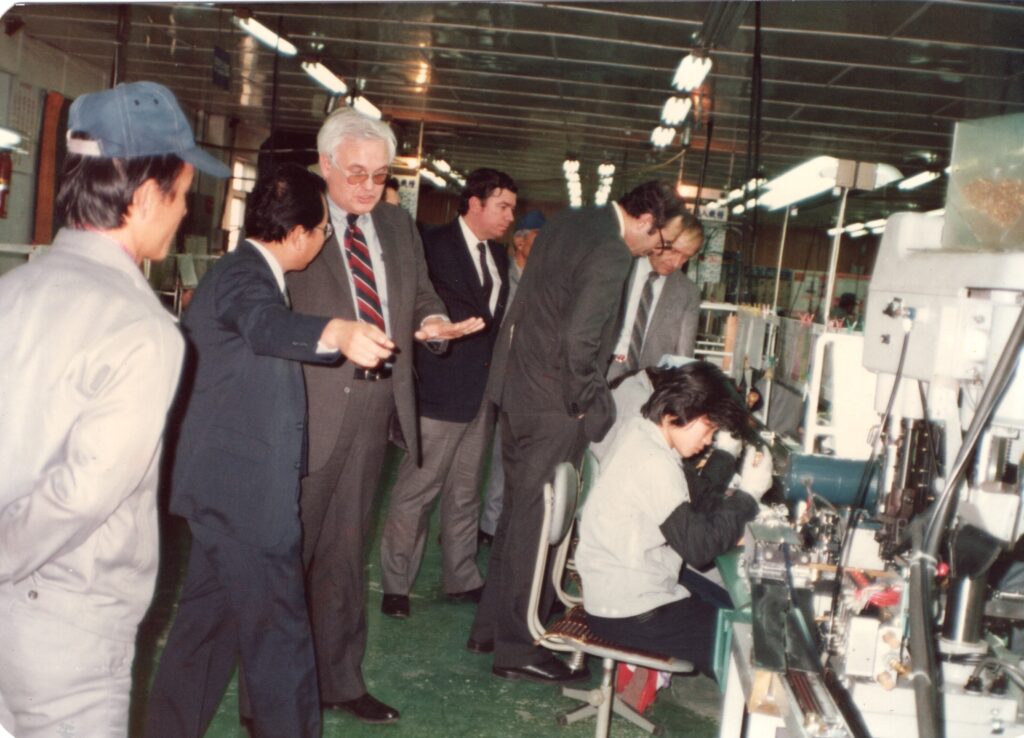 Fisher-Price Toys 方人員在協櫻廠內視察。協櫻早期曾與美國知名兒童玩具品牌 Fisher-Price 有合作關係。