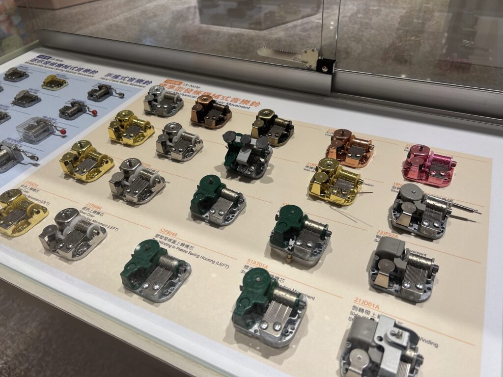 手搖式、發條式、各種轉動方式的音樂鈴機芯，啟發音樂盒外觀設計的多樣性。