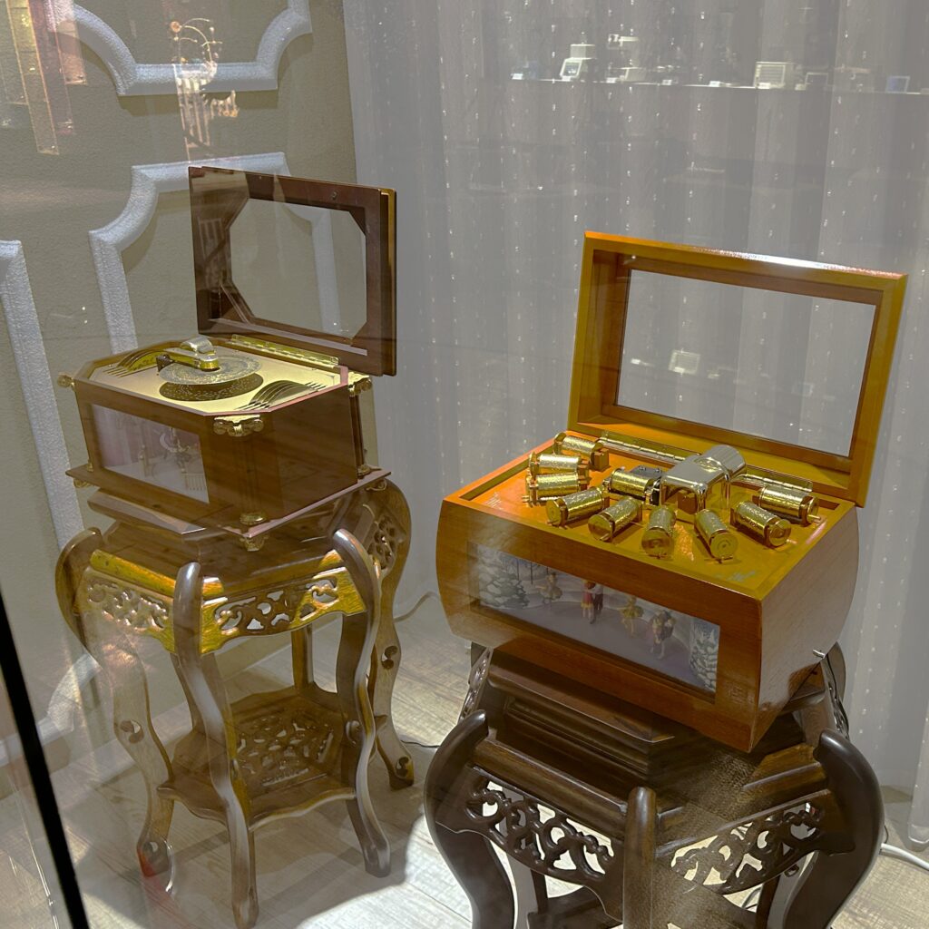 左為金屬唱盤式，右為可換滾筒式，皆搭載協櫻生產的 TDM 機芯。