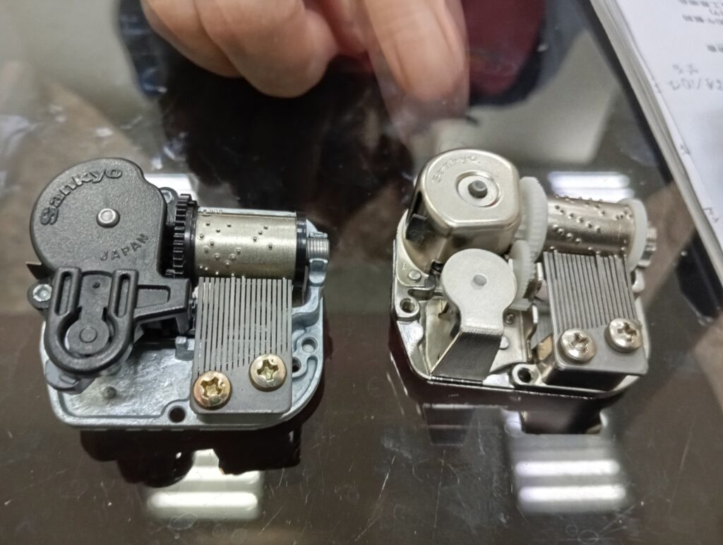 左為 Sankyo「3S」機芯，右為改良版「2.5S」，保留金屬結構以利電鍍與音質。