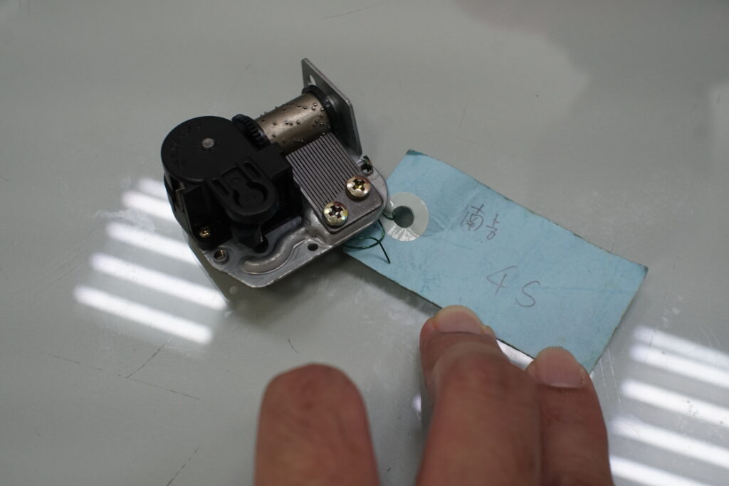 Sankyo 為降低成本而開發的 4S 音樂鈴機芯，採用鐵板基座，外型質感不佳，未獲市場青睞。此機種由技術轉移至南吉（Nice Sankyo）的大陸工廠製造。樣品已損壞，無法聆聽真實聲音。