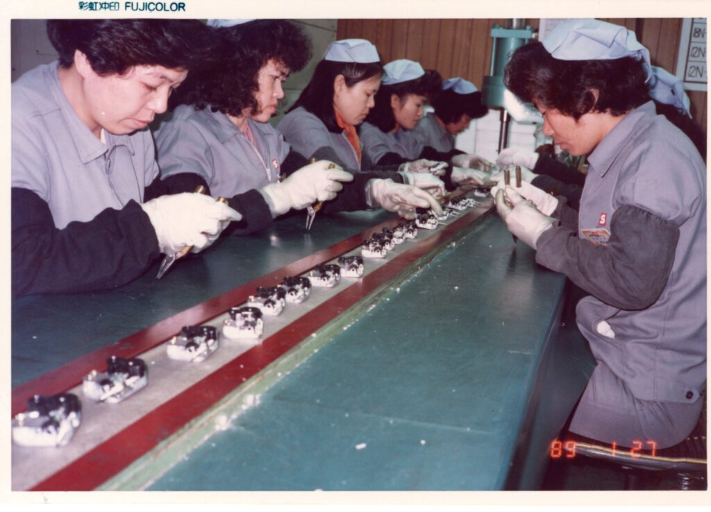 協櫻人工全檢初期設計的3S機芯作業現場。因止速筏變形導致大量客訴，回收約30萬台進行補檢。