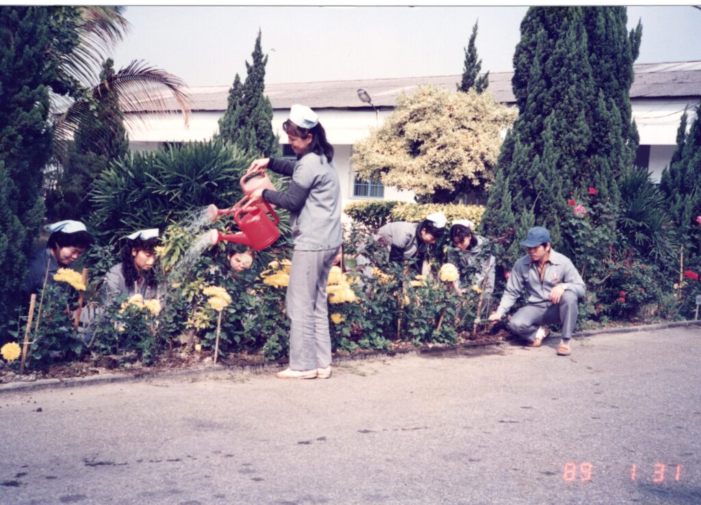 品管圈活動之一，員工在休息時間自發照顧花圃。這項傳統至今仍持續延續。