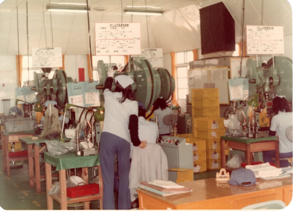 協櫻成立機械課後，導入沖床技術開始生產音筒。