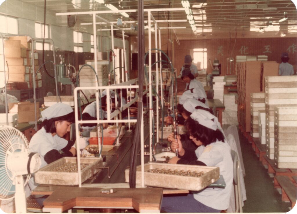 協櫻早期音樂鈴的組裝現場，展現工廠作業流程與員工專注神情。