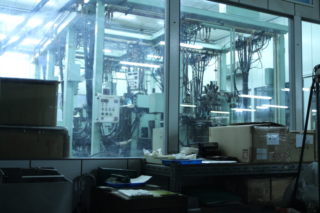 由日本 Sankyo 設計並製造的自動化機台，用於切削迷你機芯的振動板。