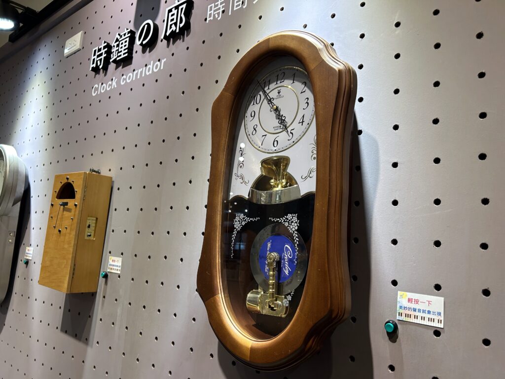 因應 TDM 零件庫存，協櫻開發時鐘唱盤音樂盒，卻因「送鐘」文化銷量不佳。