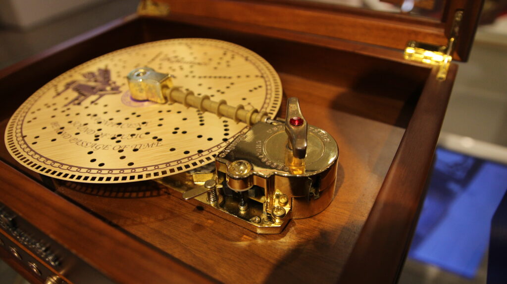 台灣發明的紙盤音樂盒，改良自日本塑膠片唱盤，採用齒輪驅動方孔設計。