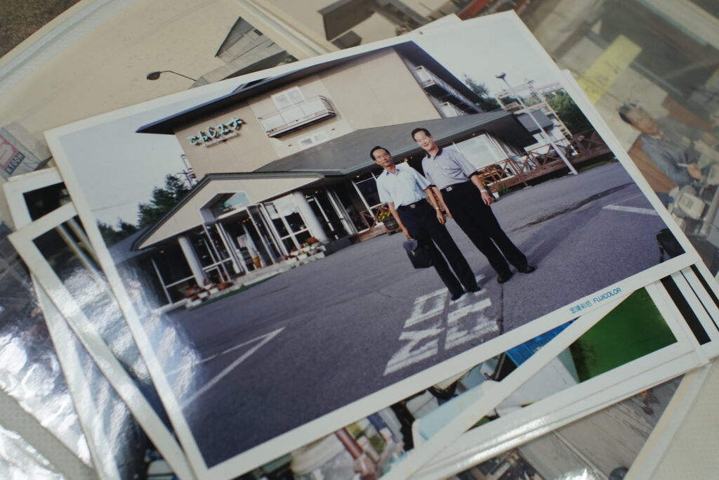 黃龍溪總經理訪日留影。迷你機芯開發完成後，赴日考察震動板自動生產設備與鹽水循環器材。