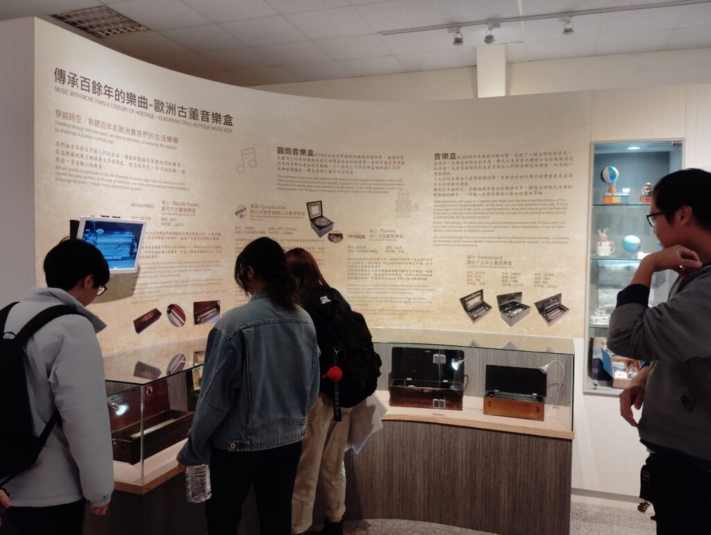 歐洲音樂盒收藏區，每一件作品背後都藏著一段動人的故事。