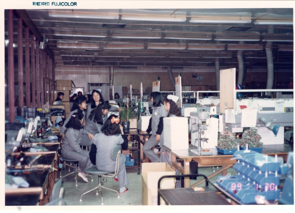 女孩們在協櫻電子產線休息時間輕鬆聊天。此廠房後來改建為現代音樂鈴博物館。