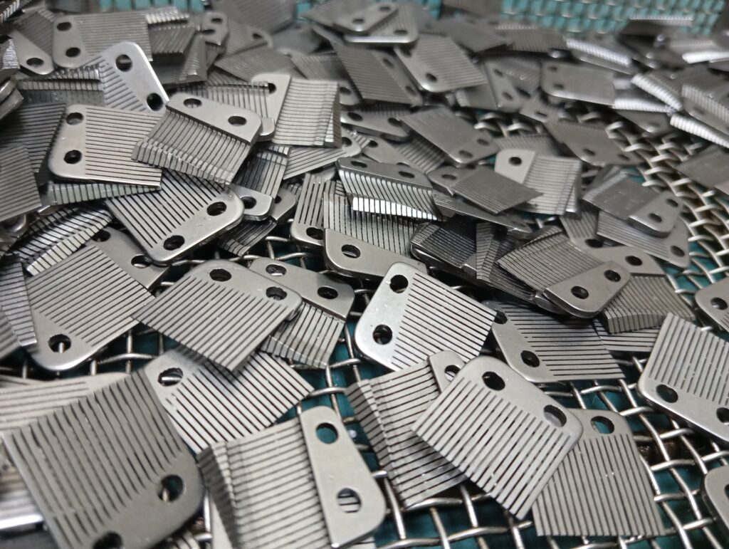 等待調音的迷你機芯振動板堆疊