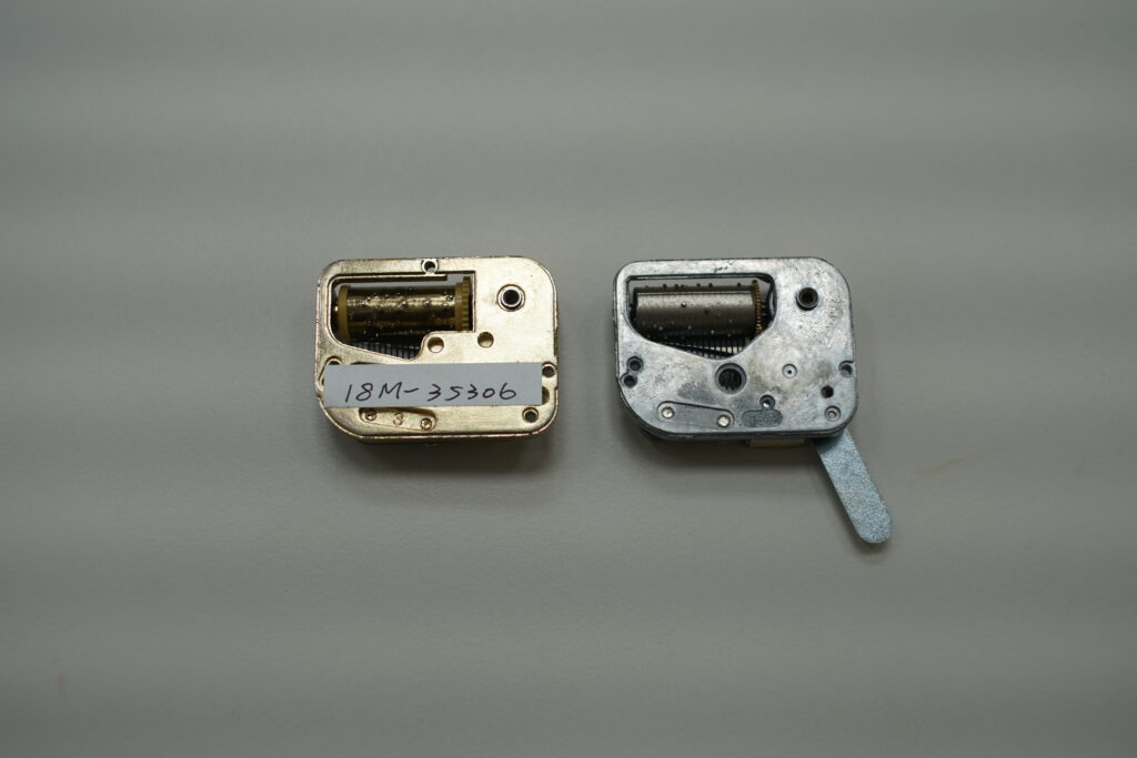 左為協櫻新設計的迷你機芯，右為日本三協的原始版本。