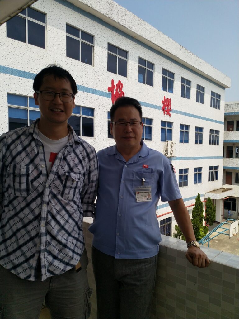 Muro Box 技術考察期間，馮振祥與協櫻副總林志成於東莞廠合影。