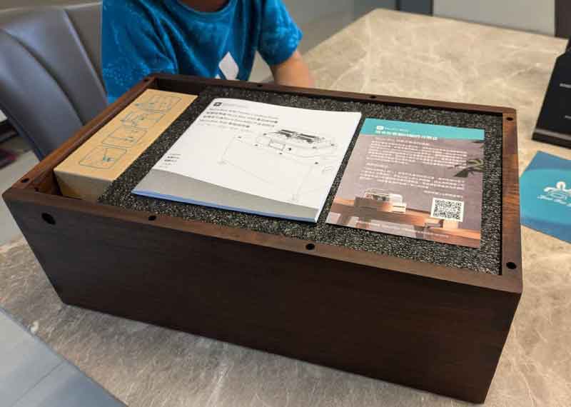 智慧音樂盒Muro Box-N40的專屬共鳴箱有針對收納完整音樂盒機台與所有配件設計，整體防撞強度與節省包裹體積的設計都很用心。