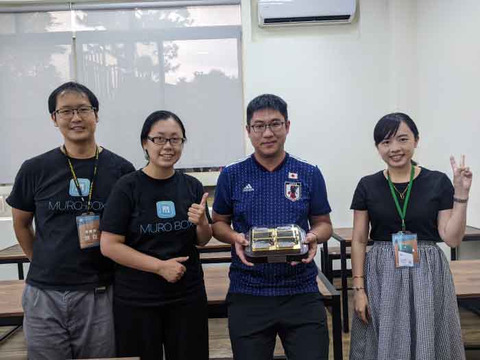 彥廷參加了2023年Muro Box-N40音樂盒群募之前的台中場次試聽會後與我們團隊大合照，他手上捧的是N40穆風版智慧音樂盒。這一台使用純黃銅基座兩組，讓音樂盒重達3.4公斤，彥廷說真的跟一個新生兒寶寶的重量差不多耶！