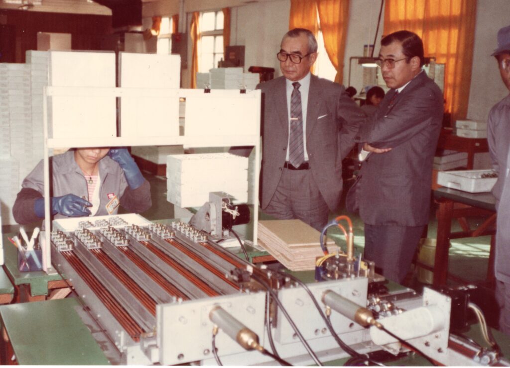 音樂鈴在軌道上自動上發條，作業員以聽覺判斷是否達標並放入翠盤。自2S時代起即為半自動化生產。