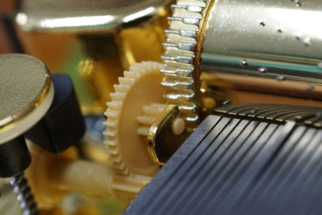 協櫻 23N 音樂鈴機芯齒輪組特寫