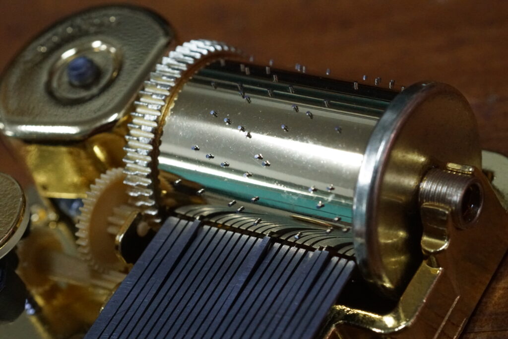 協櫻 23N 機型音樂鈴機芯，音筒採植針方式製作。